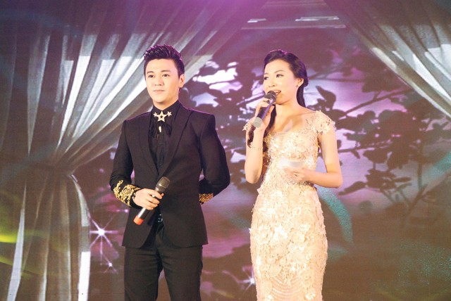 MC Phan Anh sánh đôi bên người đẹp Quý Linh dẫn chương trình.