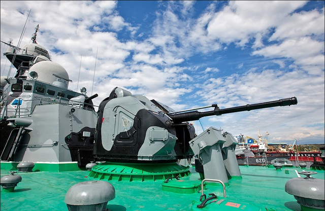AK-176 trên đệm khí hạm Sumanm của Hạm đội Biển Đen, Hải quân Nga.
