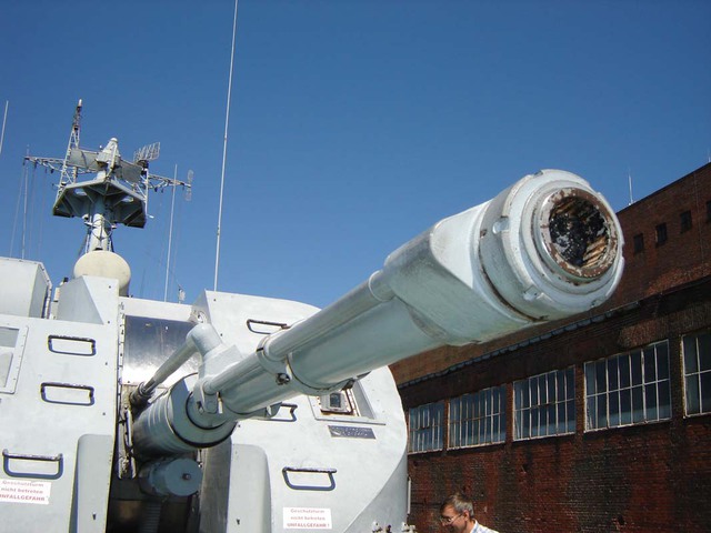 AK-176 được lắp trên tầu bao bọc bởi 1 tháp kín bảo vệ bên ngoài, pháo hoạt động tự động hoàn toàn, được điều khiển hỏa lực bởi radar MR-123-02/76.