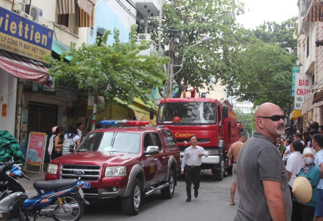 Vụ hỏa hoạn xảy ra khiến nhiều hành khách thuê phòng trong khách sạn may mắn chạy thoát ra ngoài trong gang tấc