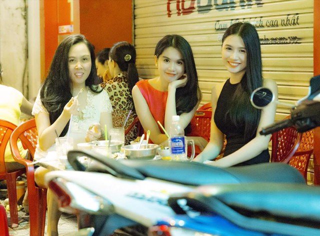 Bộ 3 bị bắt gặp đi ăn ở Nhà hàng Biển Dương trên đường Nguyễn Thái Học, TP. HCM.