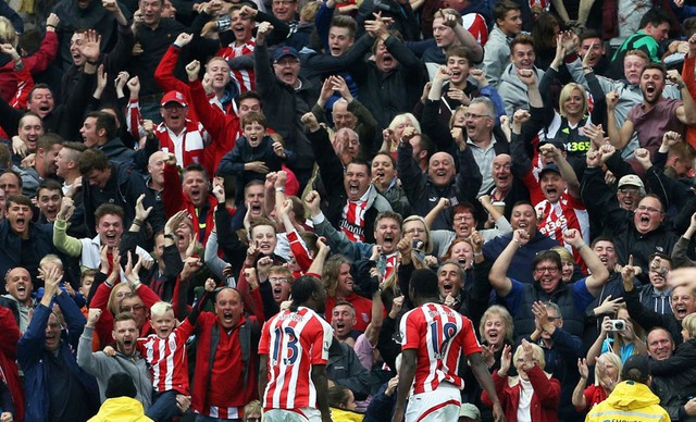 Niềm vui của các cầu thủ Stoke sau bàn thắng vào lưới Man City