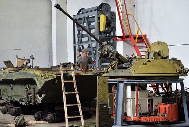 Một xe chiến đấu bộ binh BMP-2 đang được khôi phục hoạt động.