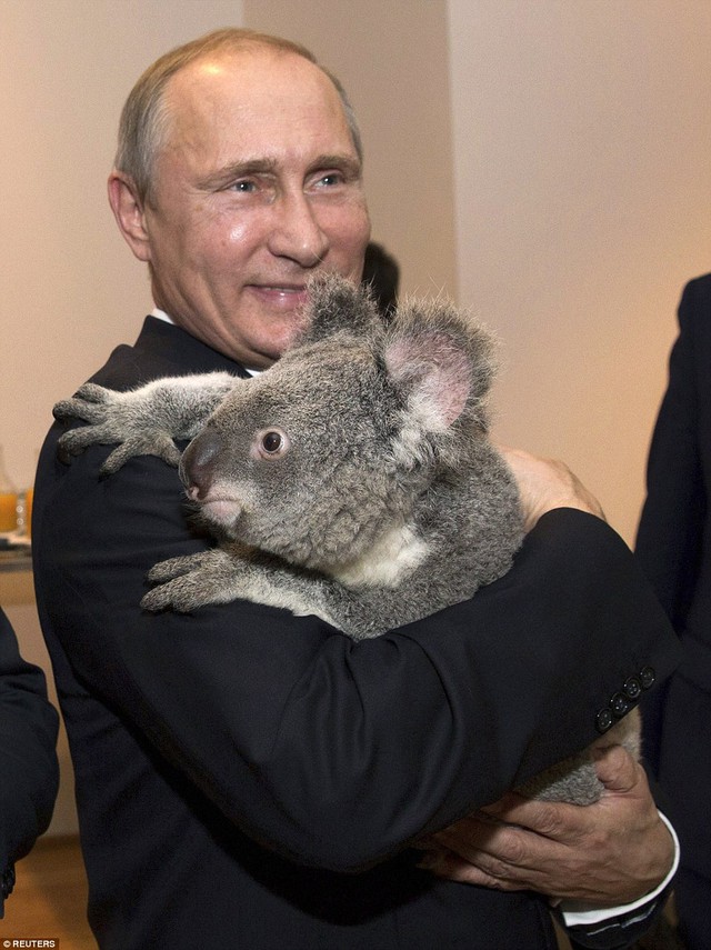 Tổng thống Nga Putin cũng rất rạng rỡ khi bế cô nàng Jimbelung