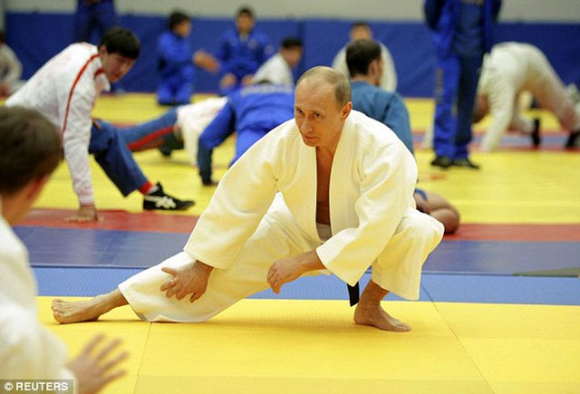 Nhà lãnh đạo điện Kremlin hôm qua (21.11) được phong bát đẳng trong kyokushin-kan - một trong những lưu phái mạnh nhất của môn võ karate. Bát đẳng huyền đai là đẳng thứ 8 trong thang 10 đẳng, theo Kyokushin-kan International Honbu - cơ quan chỉ đạo tối cao của lưu phái này.