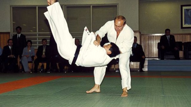 Song karatedo không phải là bộ môn ruột của ông Putin mà Judo mới là môn võ thuật mà tổng thống Nga yêu thích. Tổng thống Putin đã đạt đai bát đẳng môn Judo, và được phong cửu đẳng môn Taekwondo vào năm ngoái. Ông Putin ca ngợi môn Judo giúp người tập chế ngự được bản thân tốt.