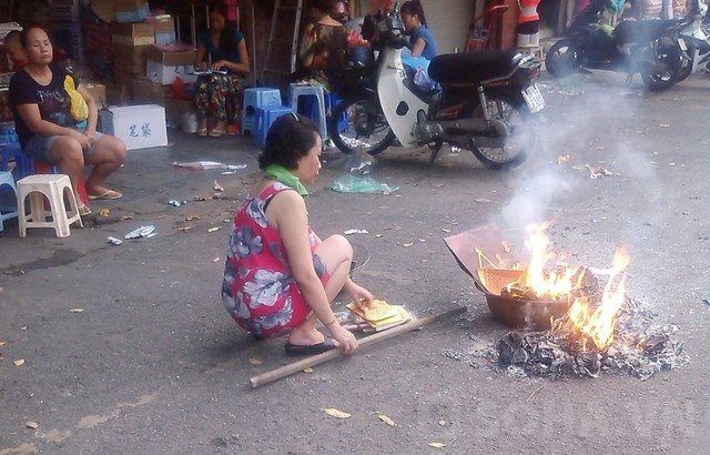 Và cuối cùng, những sản phẩm ấy cũng được mang tới với người âm qua con đường hóa vàng