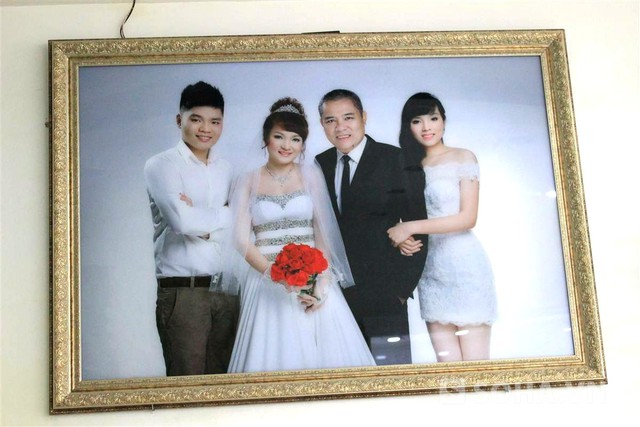 Một trong số những bức ảnh gia đình Kỳ Duyên được treo trang trọng trong studio.