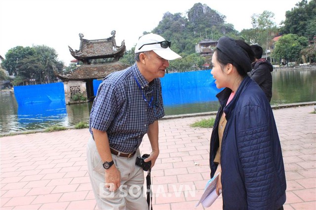 1 khách du lịch theo dõi Trương Phương từ đầu buổi quay tiến tới chào và xin phép chụp ảnh cùng cô. Nữ diễn viên vui vẻ tiếp lời và trò truyện với ông.