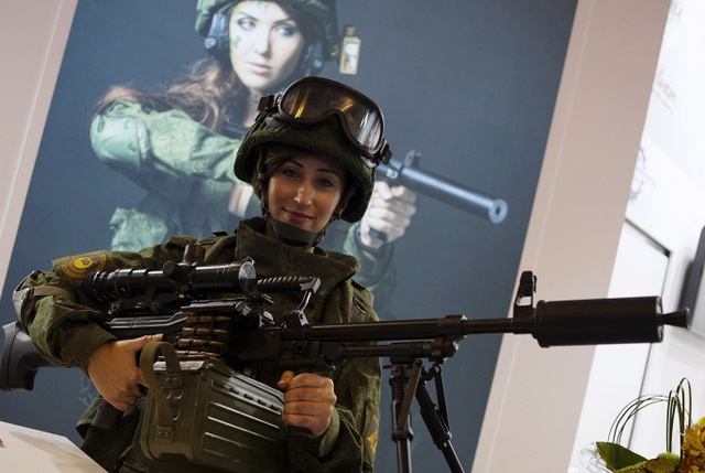 Một nữ quân nhân trẻ với súng máy hạng nhẹ Pecheneg SP
