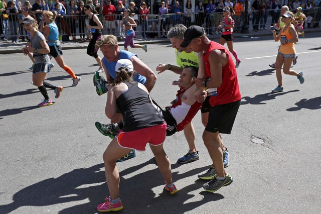 Chỉ còn vài trăm mét nữa là đến đích, nhưng Adam Hurst đã bị chuột rút và không thể tiếp tục thi đấu. Thấy vậy, 4 VĐV khác đã tình nguyện dừng lại và cõng anh cùng về đích. Sau thảm kịch đánh bom khiến 3 người thiệt mạng năm 2013, bức ảnh tại Boston Marathon 2014 này của nhiếp ảnh gia Dominick Reuter đã thật sự mang lại nhiều cảm xúc.