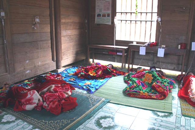 Các em nhỏ được điều trị bệnh sởi tại trạm dã chiến ở trường tiểu học Piêng Coọc (xã Mai Sơn, Tương Dương, Nghệ An).