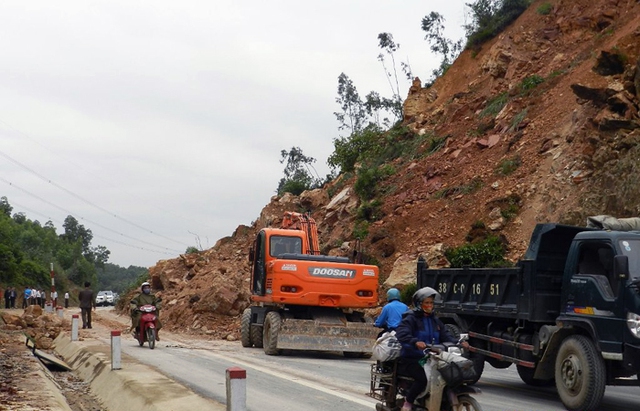 Cơ quan chức năng đã điều 2 chiếc máy cẩu, ủi đất, tạo làn đường cho các phương tiện giao thông, tránh ùn tắc kéo dài.