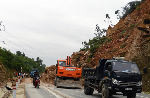 Tuy nhiên, hàng nghìn khối đất, đá vẫn đang chiếm 1 phần của tỉnh lộ 15 này.