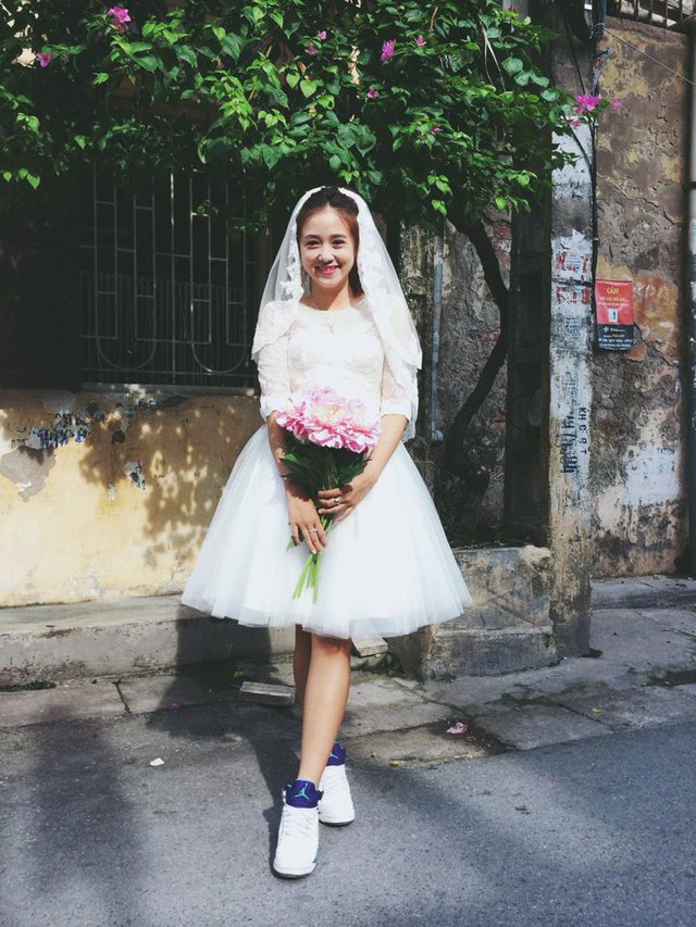 Cô dâu Sa Lim phong cách với áo cưới phối hợp cùng giày thể thao