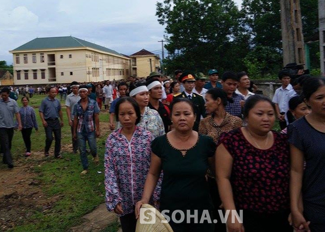 Hàng nghìn người dân trong và ngoài xã đã về cùng thắp nén tâm hương tiễn đưa liệt sĩ Nguyễn Công Hợi về nơi an nghỉ cuối cùng.