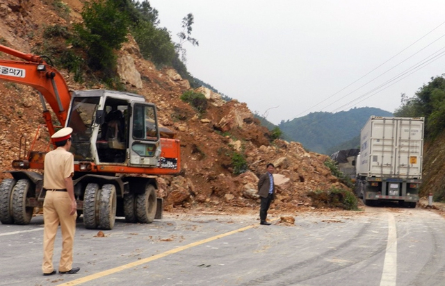 Khoảng 10.000 khối đất đá bị sạt lở, che lấp đường khiến giao thông qua đây bị tê liệt.
