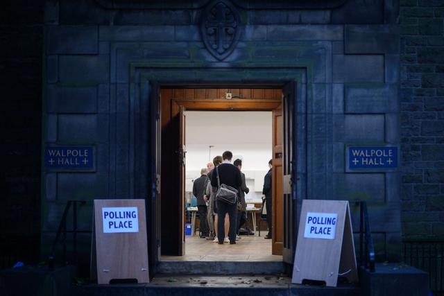 Người dân đợi để bỏ phiếu tại một đồn cảnh sát ở Edinburgh, Scotland hôm 18/9. Ảnh: Time.