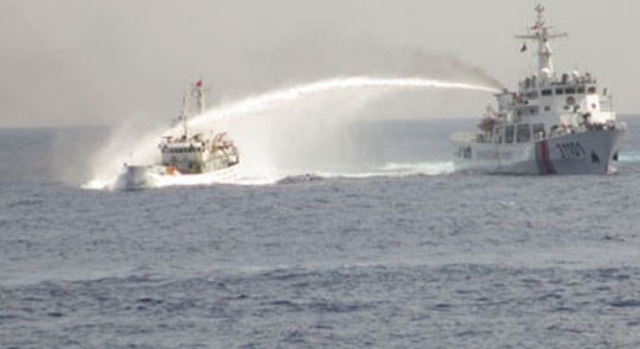 Tàu Trung Quốc ngang ngược dùng vòi rồng ngăn cản tàu chấp pháp của lực lượng chức năng Việt Nam.