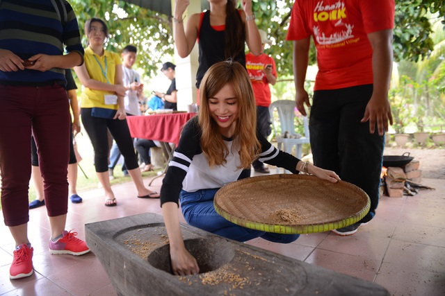 Nữ ca sĩ cho biết: “Khi nhận lời tham gia sự kiện này, Sĩ Thanh thật sự rất bất ngờ khi có quá đông nghệ sĩ nổi tiếng từ các nước trong khu vực Đông Nam Á tham dự. Tất nhiên, Sĩ Thanh không khỏi cảm thấy áp lực vì bản thân vẫn khá nhỏ bé, cũng là lần đầu tiên Sĩ Thanh được tham gia một chương trình như vậy. Tuy nhiên, sau những ngày trải nghiệm cùng tất cả mọi người, điều mà Sĩ Thanh nhận được là lời khen ngợi: “Con gái Việt Nam vừa giỏi, vừa hiền, lại vừa xinh đẹp, nhất là khi mặc áo dài!” Sĩ Thanh cảm thấy vô cùng tự hào về điều này.”