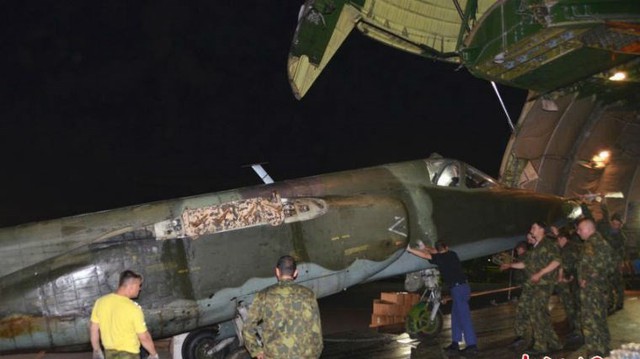 Một chiếc Su-25 được chuyển ra từ máy bay chở hàng của Nga tới Iraq.