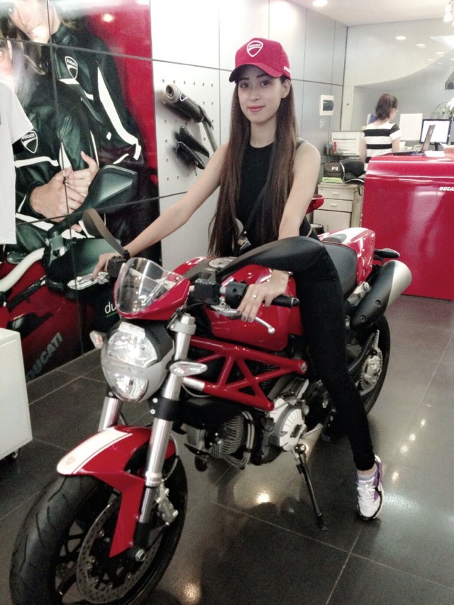 Hình ảnh mới nhất của Hoài Thương và chiếc Ducati