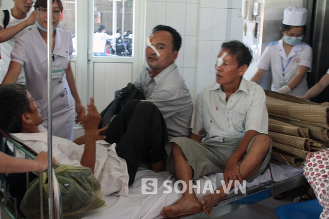 Các nạn nhân bị thương trong vụ tai nạn được đưa vào cấp cứu tại bệnh viện đa khoa 115.