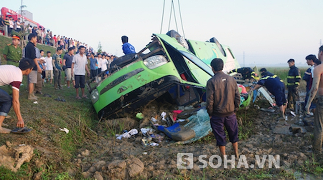 Chiếc xe nằm lật ngửa dưới ruộng lúa nên các hành khách không thể tự thoát ra ngoài.