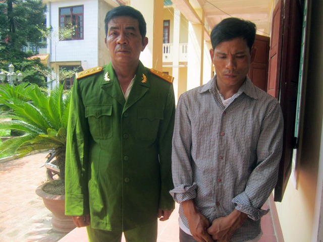 Hai đối tượng Hùng và Tú bị cảnh sát bắt quả tang khi đang đe dọa lấy tiền từ các nhà nghỉ.