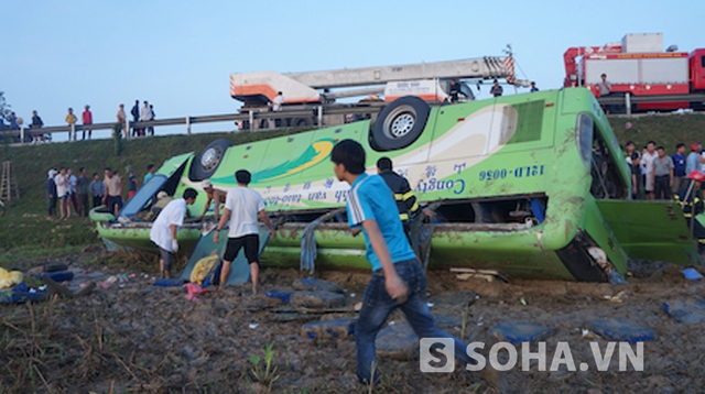 chiếc xe nằm lật hẳn xuống ruộng.