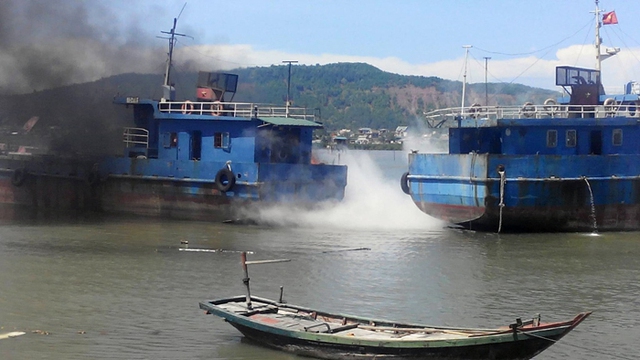 Chỉ trong phút chốc, ngọn lửa đã nhanh chóng lan sang các tàu, thuyền khác ở kế bên khiến nhiều tàu bị cháy.