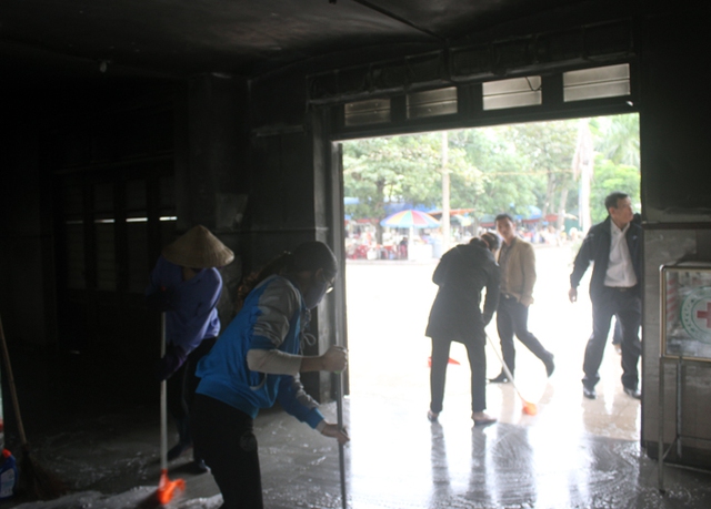 Các nhân viên trong ga đang dọn dẹp hiện trường sau vụ cháy.