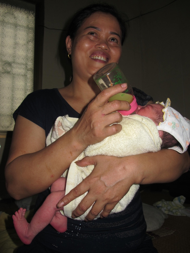Chị Thịnh - người nhận nuôi dưỡng cháu bé, vui sướng ôm đứa con vào lòng.
