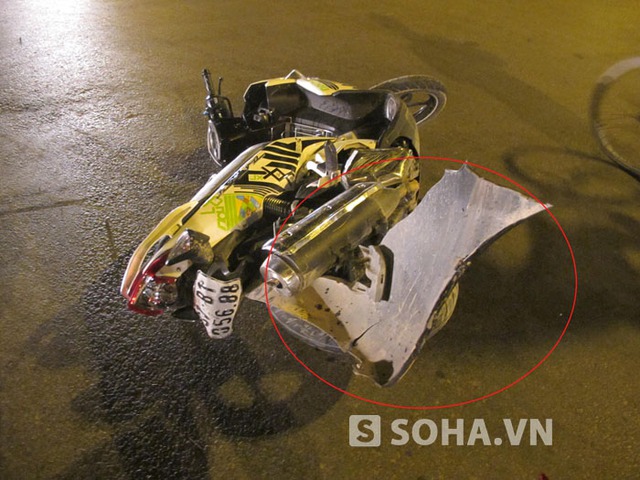 Chiếc xe máy của nạn nhân bị hư hỏng với mảnh nhựa của đầu chiếc xe camry găm chặt vào đuôi xe.
