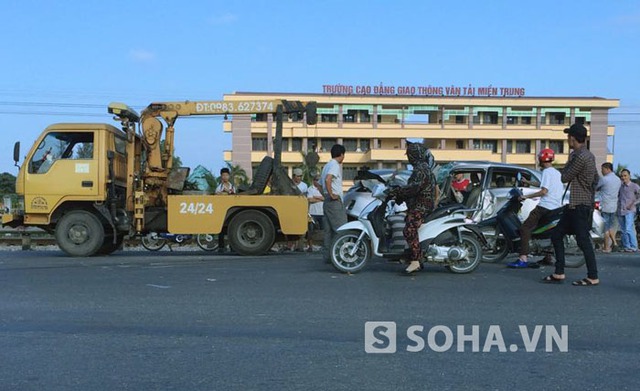 khoảng 17h chiều cùng ngày, 1 chiếc xe cẩu được điều đến di chuyển chiếc xe con ra khỏi hiện trường.