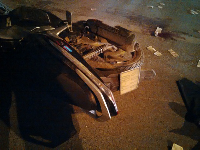 Chiếc xe máy của hai nạn nhân tại hiện trường