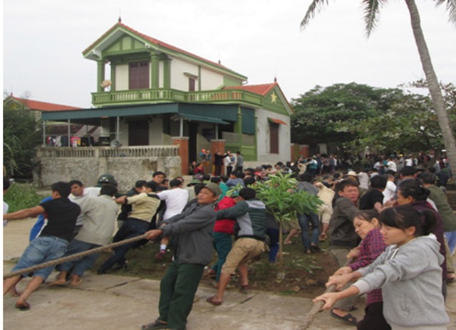 Không chỉ thanh niên trai tráng, những phụ nữ già trẻ đều được huy động cùng đến kéo tàu.