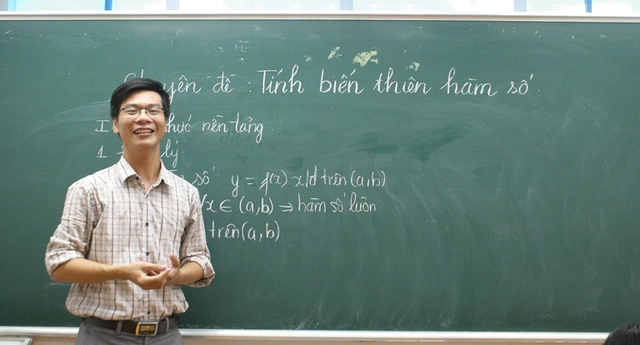 Thầy Nguyện trong đang giảng bài cho học sinh