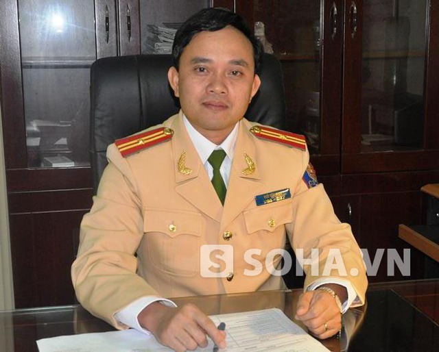 Thiếu tá Ngô Văn Phục, Phó trưởng Phòng CSGT Công an tỉnh Bắc Giang trao đổi với PV