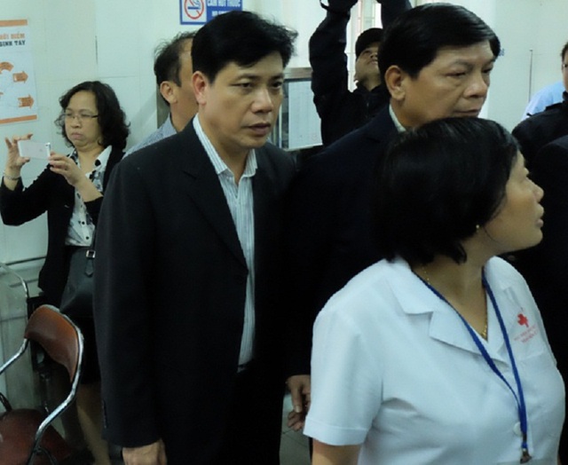 Thứ trưởng Bộ Giao thông vận tải Nguyễn Ngọc Đông, cùng ông Nguyễn Quốc Hùng - Phó Chủ tịch UBND TP. Hà Nội đến thăm hỏi các nạn nhân