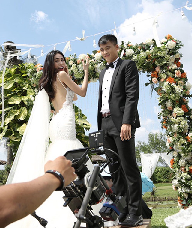 Trước khi hé lộ thông tin đám cưới, Thủy Tiên và Công Vinh cùng thực hiện music video với tựa đề Happy Wedding vô cùng lãng mạn.