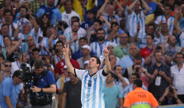 Messi chơi trận đầu tiên cho ĐT Argentina khi mới 18 tuổi