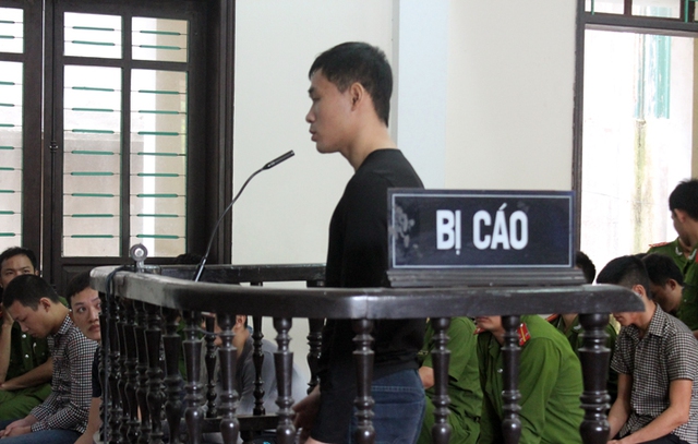 Tại phiên tòa, Linh chỉ ậm ờ và lắc đầu trước những câu hỏi của chủ tọa phiên tòa.