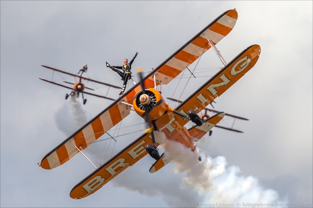 Nhóm nhào lộn Wingwalkers.