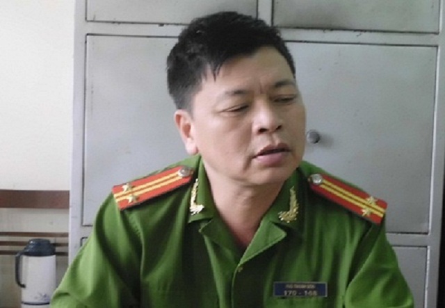 Trung tá Phó Thanh Sơn trao đổi với PV