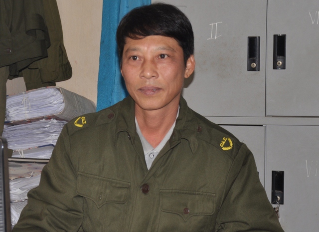 Ông Lê Viết Hồng, Trưởng Công an xã Văn Khê trao đổi với PV