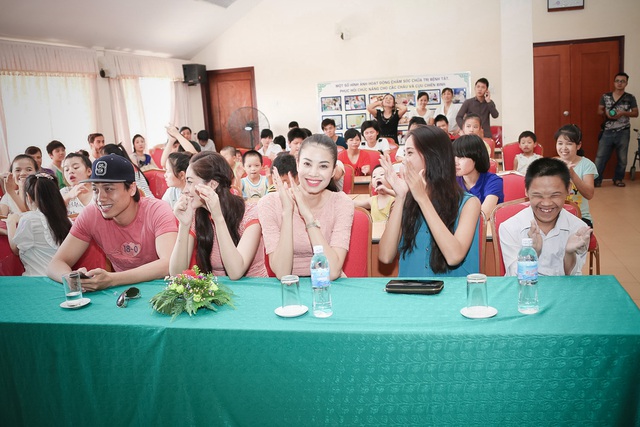 Vừa qua, cô đã cùng Hoa hậu Đại Dương Đặng Thu Thảo, Á Hậu thể thao thế giới Phạm Hương và nam ca sĩ Dương Quốc hưng đến thăm làng trẻ Hữu Nghị Hà Nội.