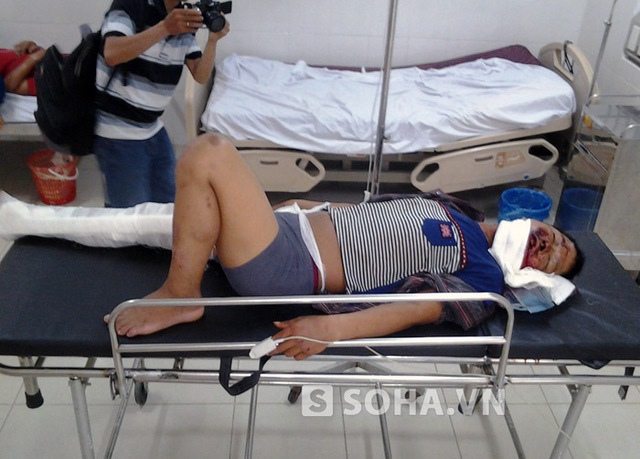 Nạn nhân Vũ Văn Lập đang được cấp cứu tại bệnh viện đa khoa tỉnh Hà Tĩnh trong tình trạng nguy kịch.
