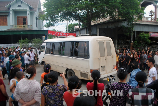 Đoàn xe đưa linh cửu liệt sĩ Hợi về đến quê nhà, hàng nghìn người dân vội ùa vào, tiễn đưa theo từng bước.