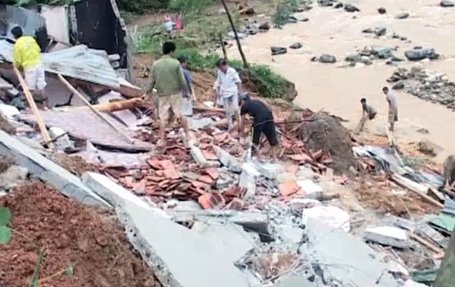 Ông Vi Tân Hợi - Phó Chủ tịch UBND huyện Tương Dương (Nghệ An) cho biết, từ chiều tối 21/9, 1 cơn mưa lớn kéo dài đến trưa 22/9 đã khiến trên địa bàn huyện bị đổ sập nhiều căn nhà, nhiều nhà bị cuốn trôi, ngập sâu trong nước.